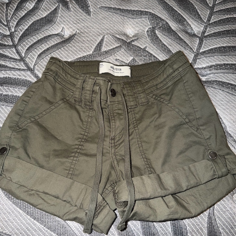 Hollister Women's Cargo Shorts in Olive